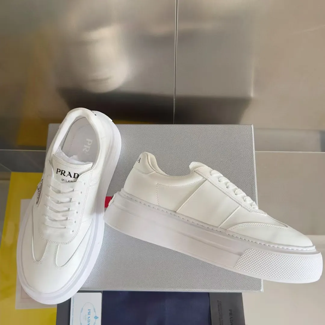 👟👟Ex-factory price 600👟👟 Couple model Prada Latest Couple model Triangle logo Thick sole Casual white shoes Sneakers Original purchase development and production This sneaker combines simple lines and distinctive details into a modern design. The leather upper presents a refined silhouette, with the Prada contrasting logo embellished on the tongue and side inserts. Exquisite packaging at the delivery counter 🛍📦 ▪️Fabric: Original custom imported cowhide material ▪️Lining: Original custom made soft sheepskin ▪️Sole: Original molded non-slip rubber outsole ▪️Sole thickness: 4CM ▪️Size: Women's 35-40 / Men's 39-45